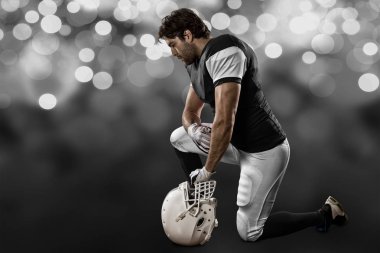 Futbolcu siyah üniforma ile