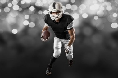 Futbolcu siyah üniforma ile