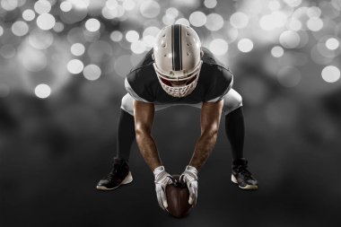 Futbolcu siyah üniforma ile