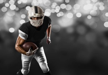 Futbolcu siyah üniforma ile