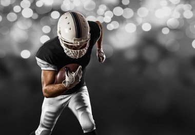 Futbolcu siyah üniforma ile