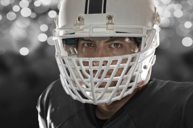 Futbolcu siyah üniforma ile