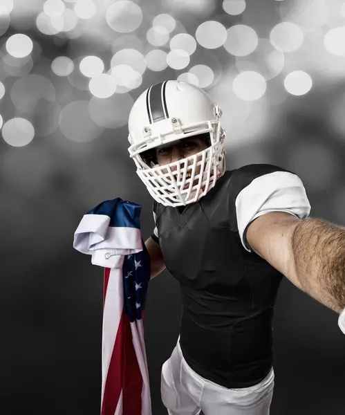 Futbolcu siyah üniforma ile