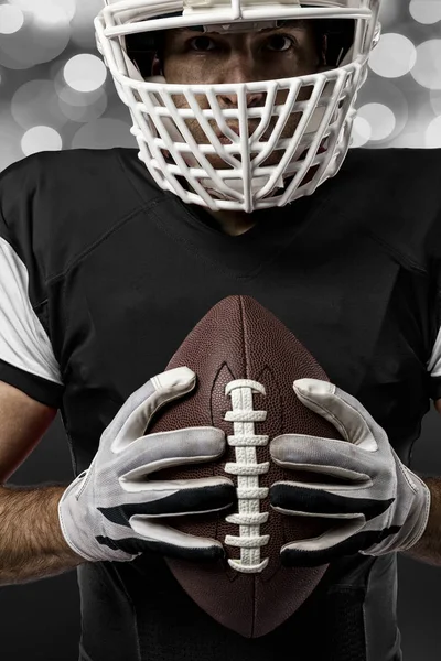 Futbolcu siyah üniforma ile