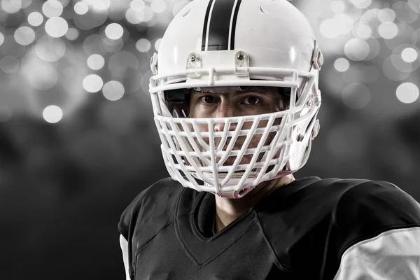 Futbolcu siyah üniforma ile