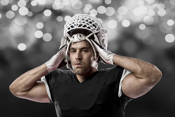 Futbolcu siyah üniforma ile