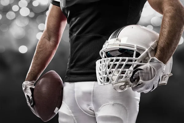 Futbolcu siyah üniforma ile