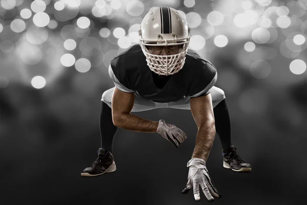 Jogador de futebol com um uniforme preto — Fotografia de Stock