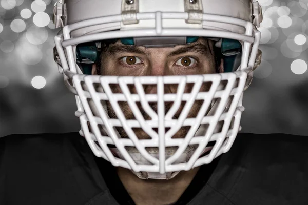 Futbolcu siyah üniforma ile