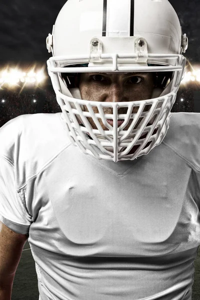 Beyaz üniforma futbolcu