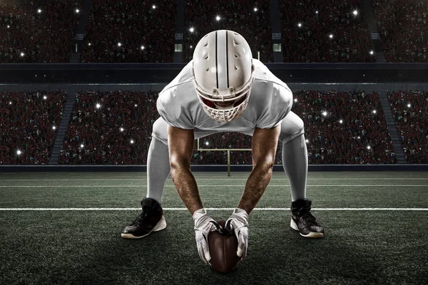 Jogador de futebol com um uniforme branco — Fotografia de Stock