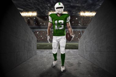 Futbolcu yeşil üniforma ile