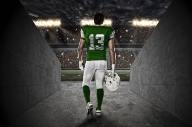 Futbolcu yeşil üniforma ile