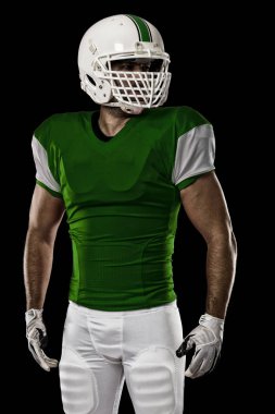 Futbolcu yeşil üniforma ile