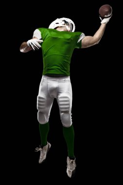 Futbolcu yeşil üniforma ile