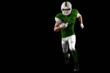 Futbolcu yeşil üniforma ile