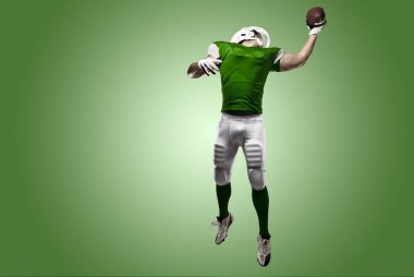 Futbolcu yeşil üniforma ile