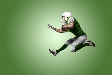 Futbolcu yeşil üniforma ile