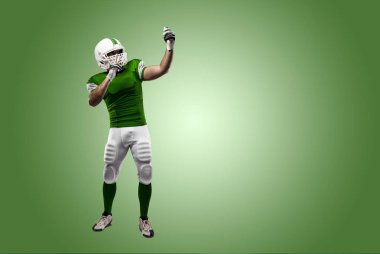 Futbolcu yeşil üniforma ile