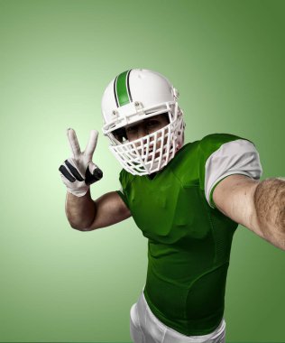 Futbolcu yeşil üniforma ile