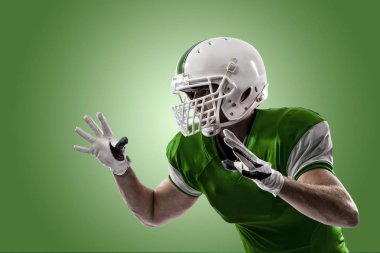 Futbolcu yeşil üniforma ile