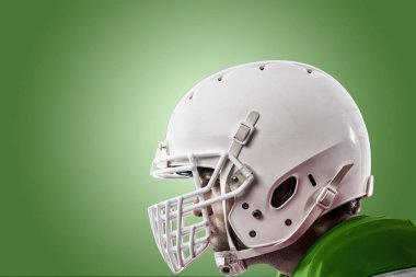 Futbolcu yeşil üniforma ile