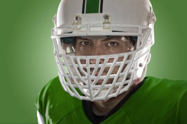 Futbolcu yeşil üniforma ile