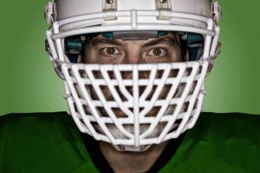 Futbolcu yeşil üniforma ile