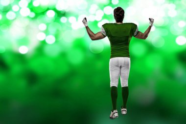 Futbolcu yeşil üniforma ile