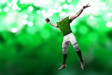 Futbolcu yeşil üniforma ile