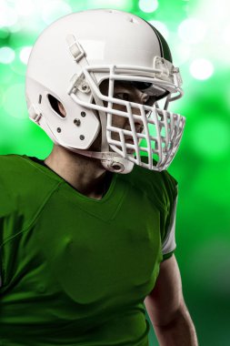 Futbolcu yeşil üniforma ile