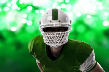 Futbolcu yeşil üniforma ile