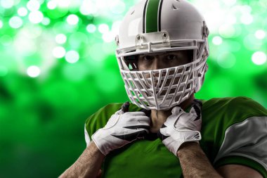 Futbolcu yeşil üniforma ile