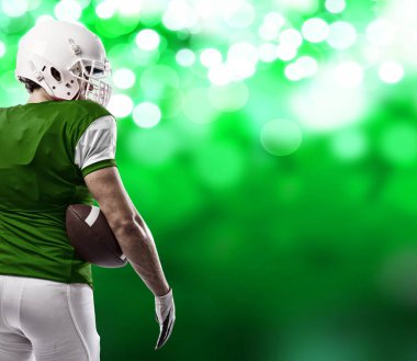 Futbolcu yeşil üniforma ile