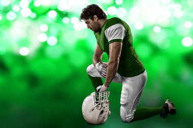 Futbolcu yeşil üniforma ile