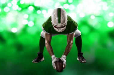 Futbolcu yeşil üniforma ile