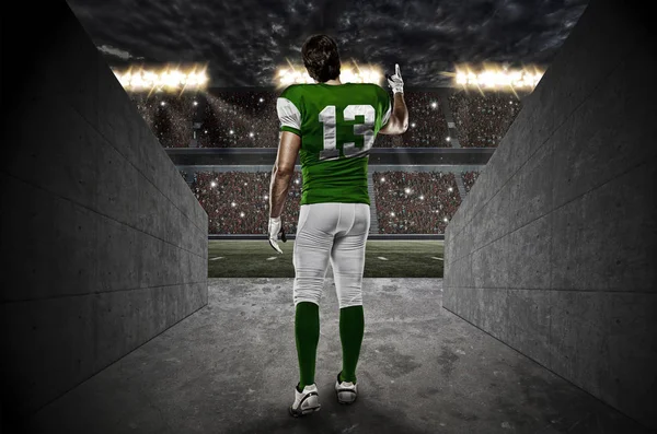 Futbolcu yeşil üniforma ile