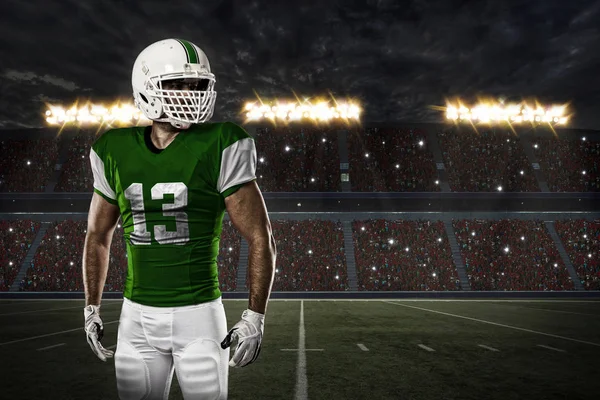 Futbolcu yeşil üniforma ile