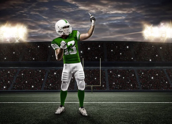 Futbolcu yeşil üniforma ile — Stok fotoğraf