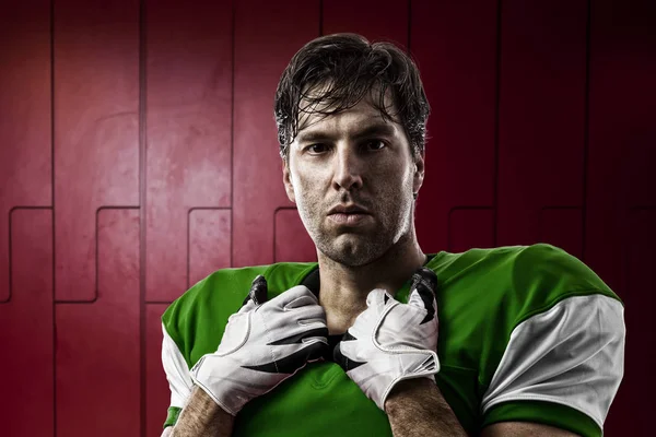Футболист в зеленой форме — стоковое фото