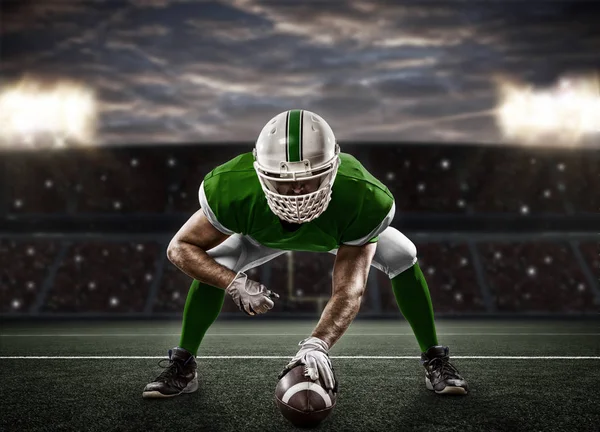 Футболист в зеленой форме — стоковое фото