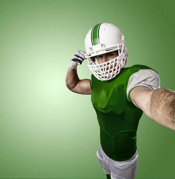 Jogador de futebol com um uniforme verde — Fotografia de Stock