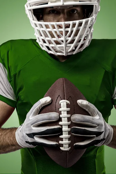 Joueur de football avec un uniforme vert — Photo