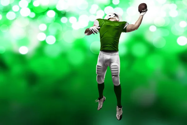 Voetballer met een groene uniform — Stockfoto