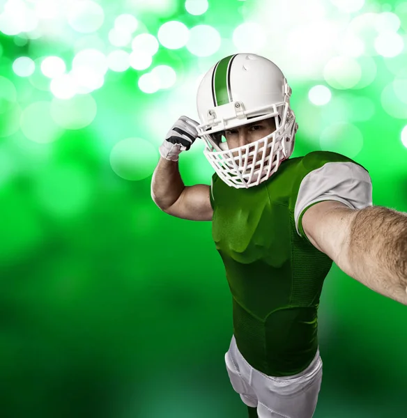 Futbolcu yeşil üniforma ile