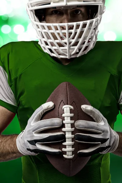 Joueur de football avec un uniforme vert — Photo