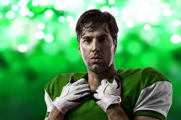 Futbolcu yeşil üniforma ile