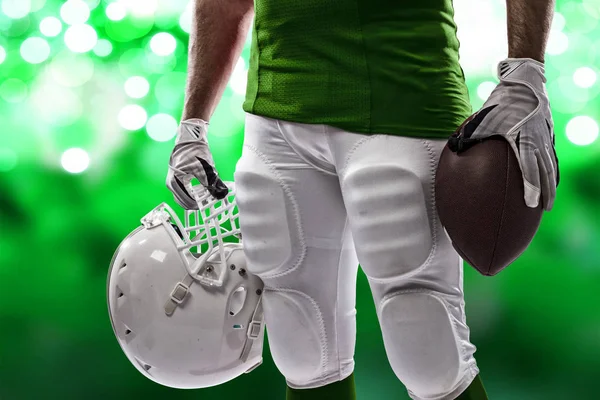 Futbolcu yeşil üniforma ile