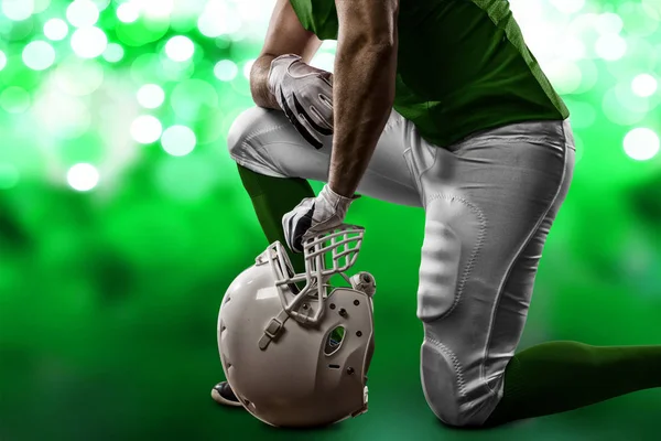 Futbolcu yeşil üniforma ile