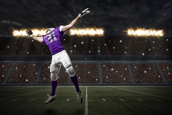 Joueur de football avec un uniforme violet — Photo